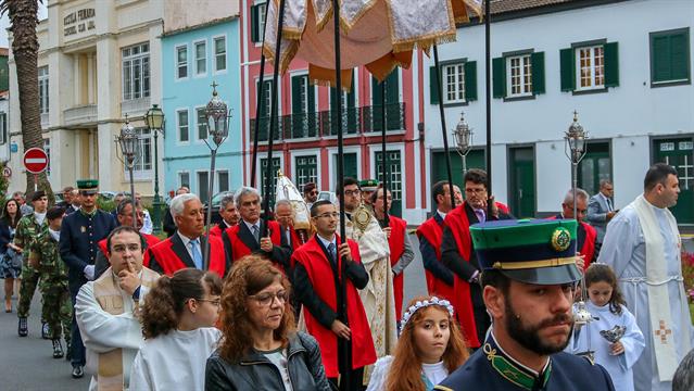 In Portugal ist Fronleichnam (Dia de Corpo de Deus) bereits seit dem Mittelalter eines der wichtigsten religiösen Feste. Entsprechend prachtvoll sind die Prozessionen. In Horta wurde die Route traditionell auf einer Länge von etwa einem Kilometer mit einem bunten Teppich aus Blütenblättern geschmückt.